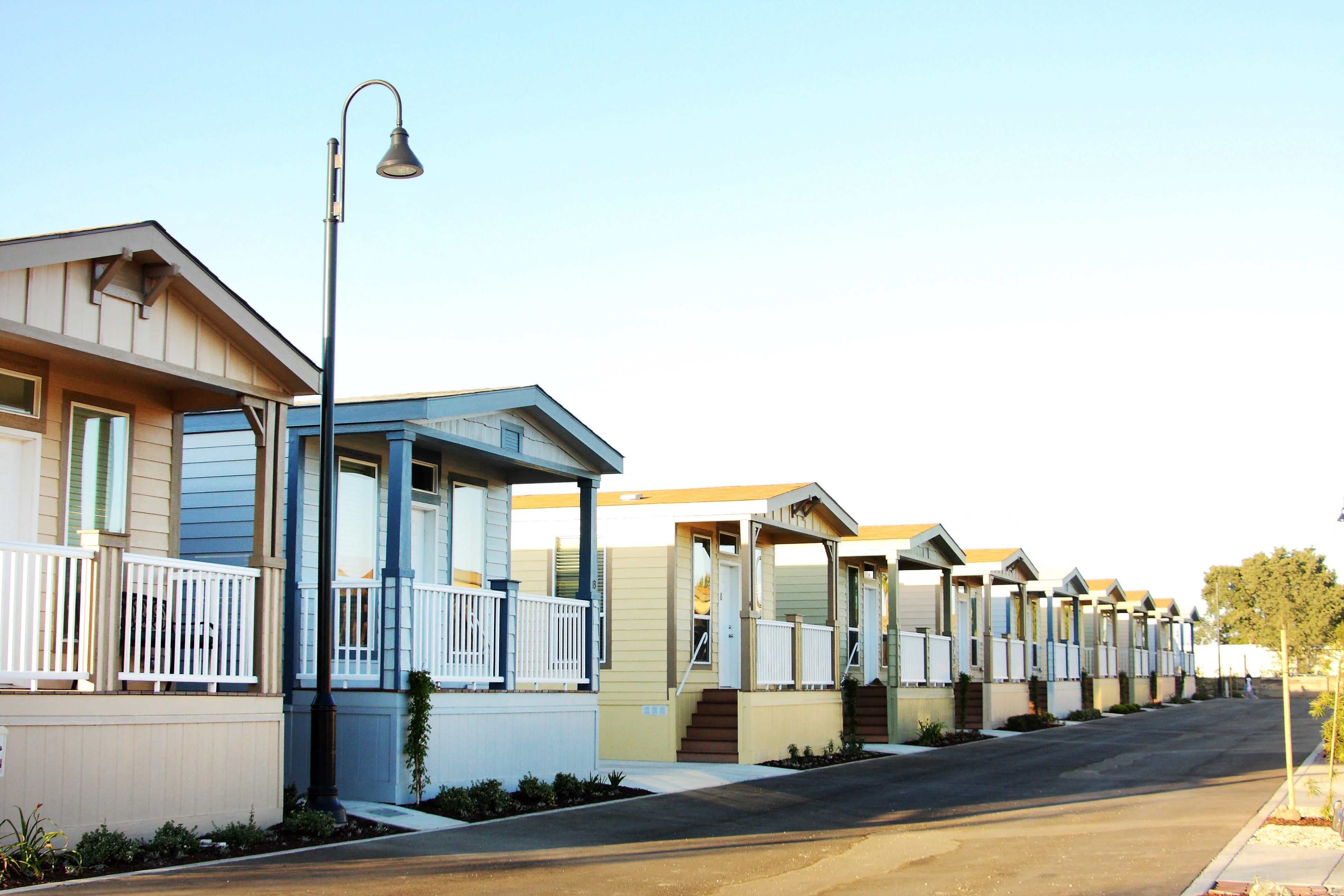 a row of mobile homes in front of a street